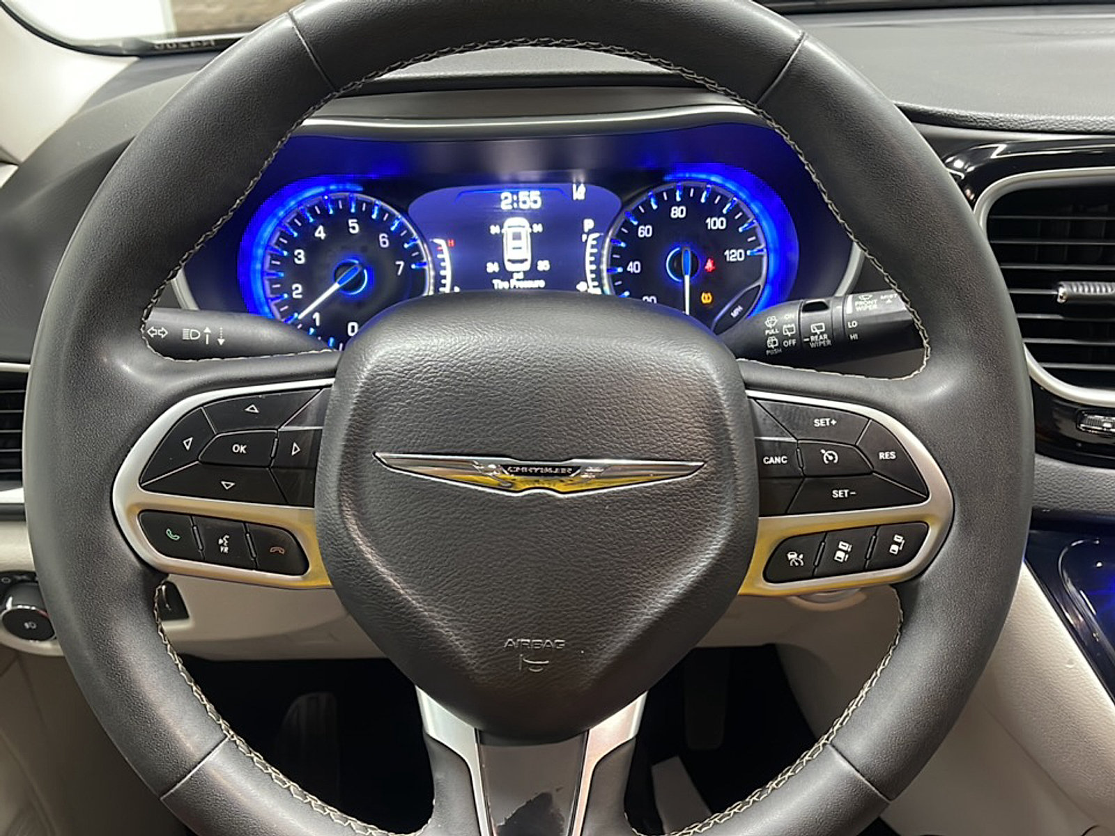 Used 2024 Chrysler Pacifica Touring-L FWD image 4