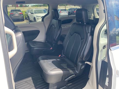 Used 2018 Chrysler Pacifica Touring-L w/ Advanced Safetytec Group FWD image 6