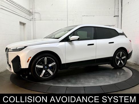 Used 2024 BMW iX xDrive50 w/ Premium Package AWD/4WD image 4