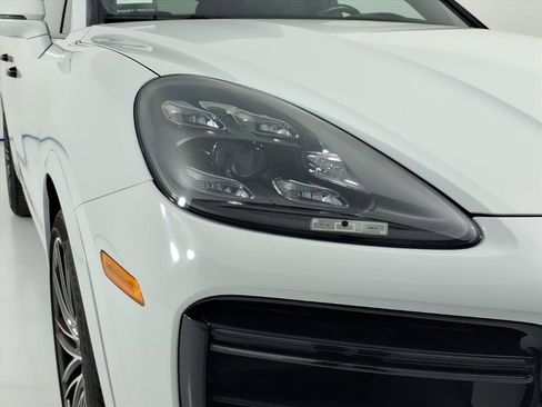 Used 2022 Porsche Cayenne Turbo image 8