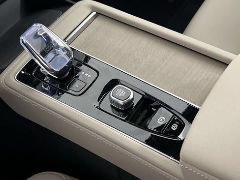 New 2026 Volvo XC90 B6 Plus w/ Protection Package Premier AWD/4WD image 20