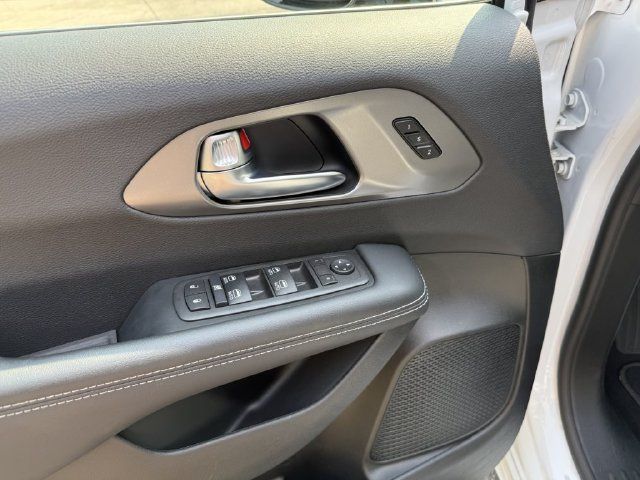 Used 2026 Chrysler Pacifica Select FWD image 19