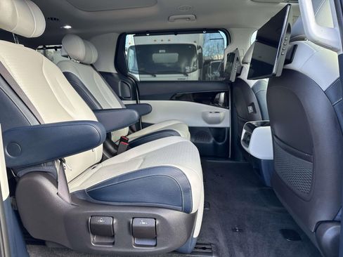 Used 2025 Kia Carnival SX Prestige image 27