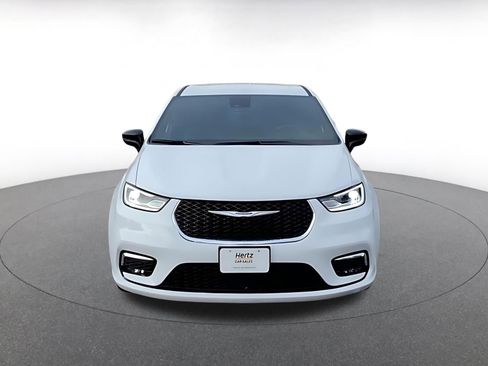 Used 2025 Chrysler Pacifica Select image 4