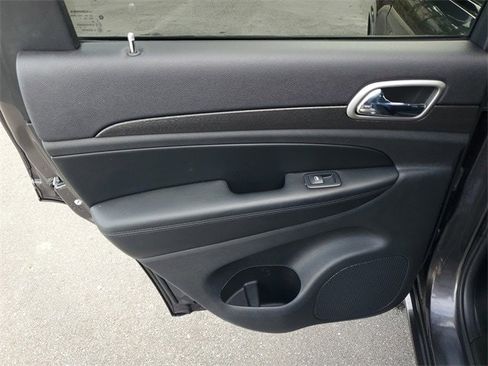Used 2017 Jeep Grand Cherokee Altitude image 9