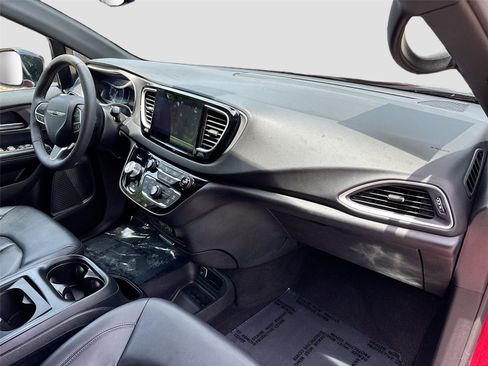 Used 2025 Chrysler Pacifica Select FWD image 30