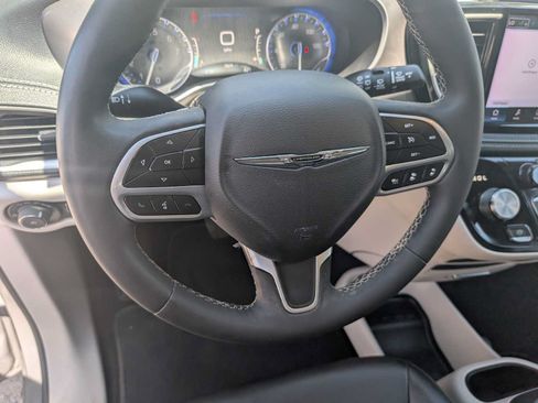 Used 2023 Chrysler Pacifica Touring-L AWD/4WD image 16
