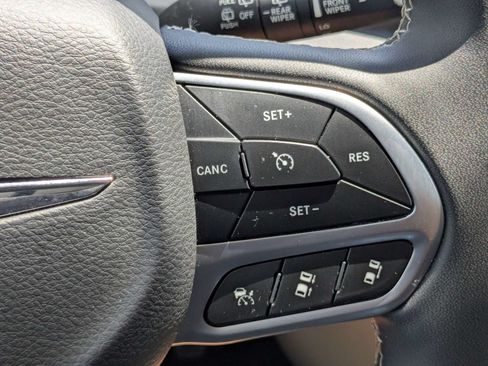 Used 2023 Chrysler Pacifica Touring-L FWD image 27