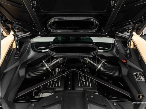 Used 2024 Lamborghini Huracan Sterrato image 27