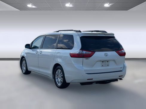 Used 2015 Toyota Sienna XLE Premium FWD image 3