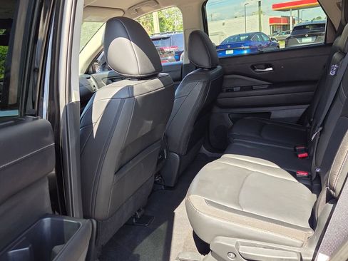 Used 2025 Nissan Pathfinder SL AWD/4WD image 5
