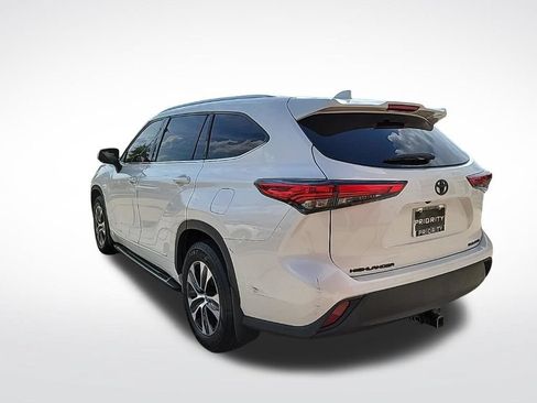 Used 2021 Toyota Highlander XLE AWD/4WD image 3