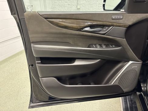 Used 2019 Cadillac Escalade Platinum AWD/4WD image 14