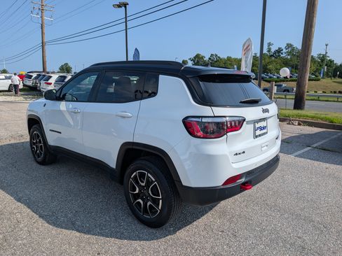 Used 2025 Jeep Compass Trailhawk AWD/4WD image 3