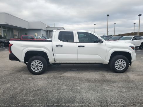 Used 2024 Toyota Tacoma SR image 9