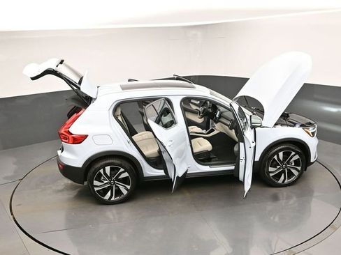 Used 2025 Volvo XC40 B5 Plus AWD/4WD image 47