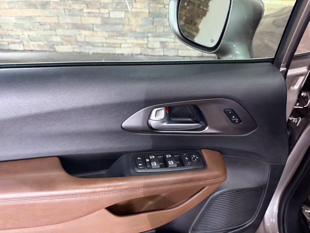 Used 2017 Chrysler Pacifica Limited w/ UConnect Theater Package FWD image 10