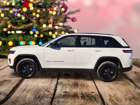 Used 2024 Jeep Grand Cherokee Altitude image 3