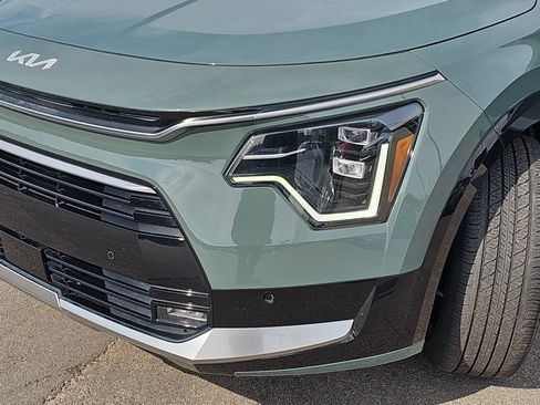 Used 2023 Kia Niro SX Touring image 32