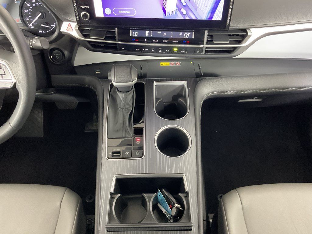 Used 2025 Toyota Sienna XLE FWD image 14