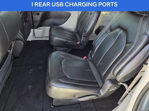 Used 2023 Chrysler Pacifica Touring-L image 17