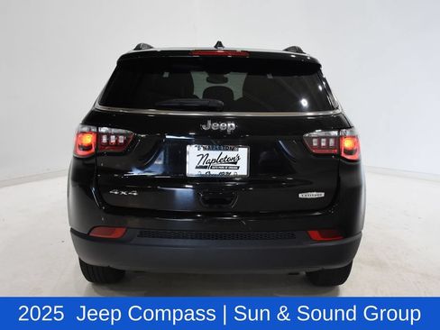 Used 2025 Jeep Compass Latitude w/ Sun & Sound Group AWD/4WD image 5