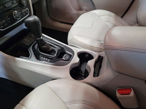 Used 2019 Jeep Cherokee Limited image 26