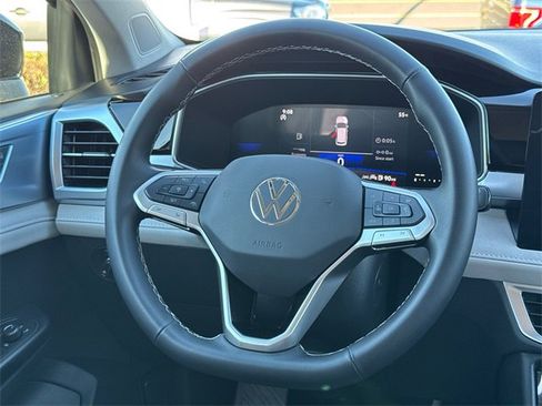 Used 2025 Volkswagen Taos SE image 32