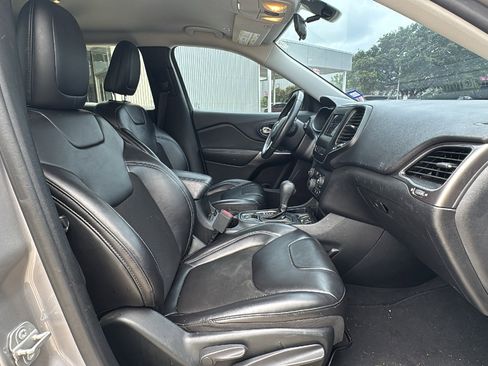 Used 2019 Jeep Cherokee Latitude Plus FWD image 24