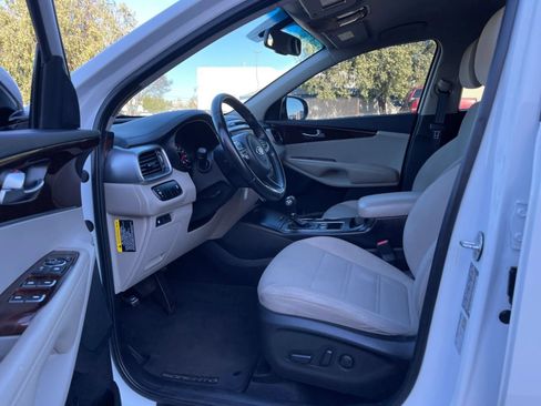 Used 2016 Kia Sorento LX w/ LX Convenience Package image 12
