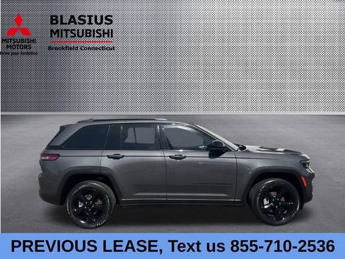 Used 2023 Jeep Grand Cherokee Altitude AWD/4WD image 4