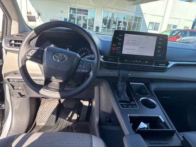 Used 2024 Toyota Sienna LE AWD/4WD image 19