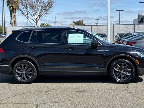 Used 2023 Volkswagen Tiguan SE image 3