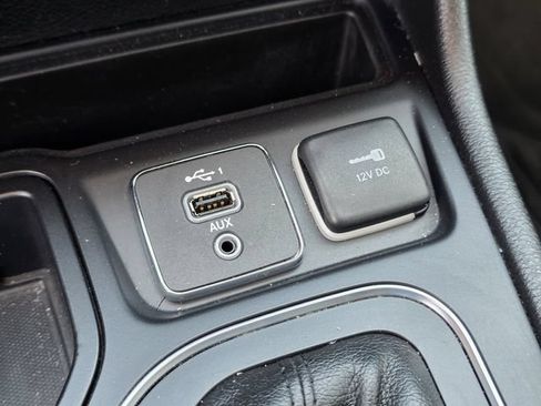 Used 2019 Jeep Cherokee Latitude Plus w/ Comfort/Convenience Group FWD image 28
