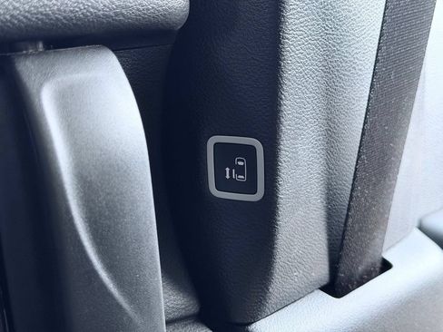 Certified 2025 Chrysler Pacifica Select FWD image 32