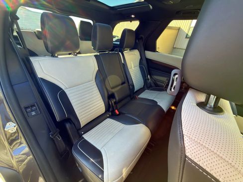 Used 2023 Land Rover Discovery Metropolitan Edition image 8