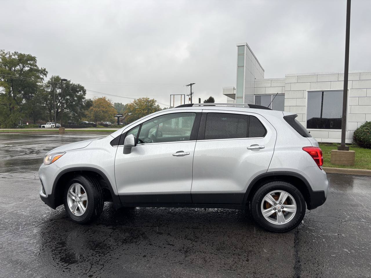 Used 2019 Chevrolet Trax LT w/ LT Convenience Package FWD image 4