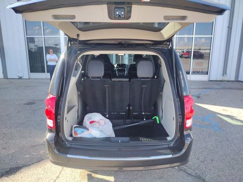 Used 2019 Dodge Grand Caravan SXT image 8