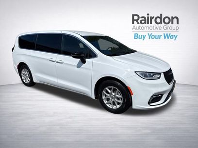 Used 2025 Chrysler Pacifica Select