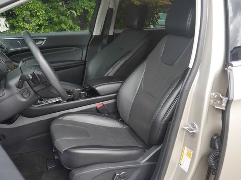 Used 2018 Ford Edge Titanium w/ Equipment Group 302A AWD/4WD image 38