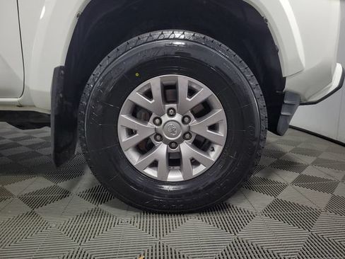 Used 2017 Toyota Tacoma SR5 AWD/4WD image 13