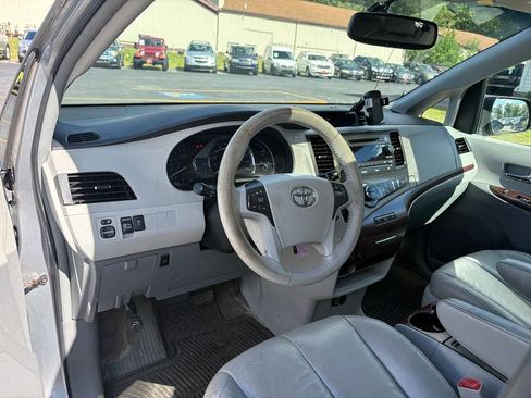 Used 2013 Toyota Sienna XLE AWD/4WD image 14