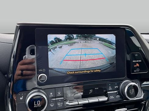 Used 2023 Toyota Highlander XLE AWD/4WD image 27