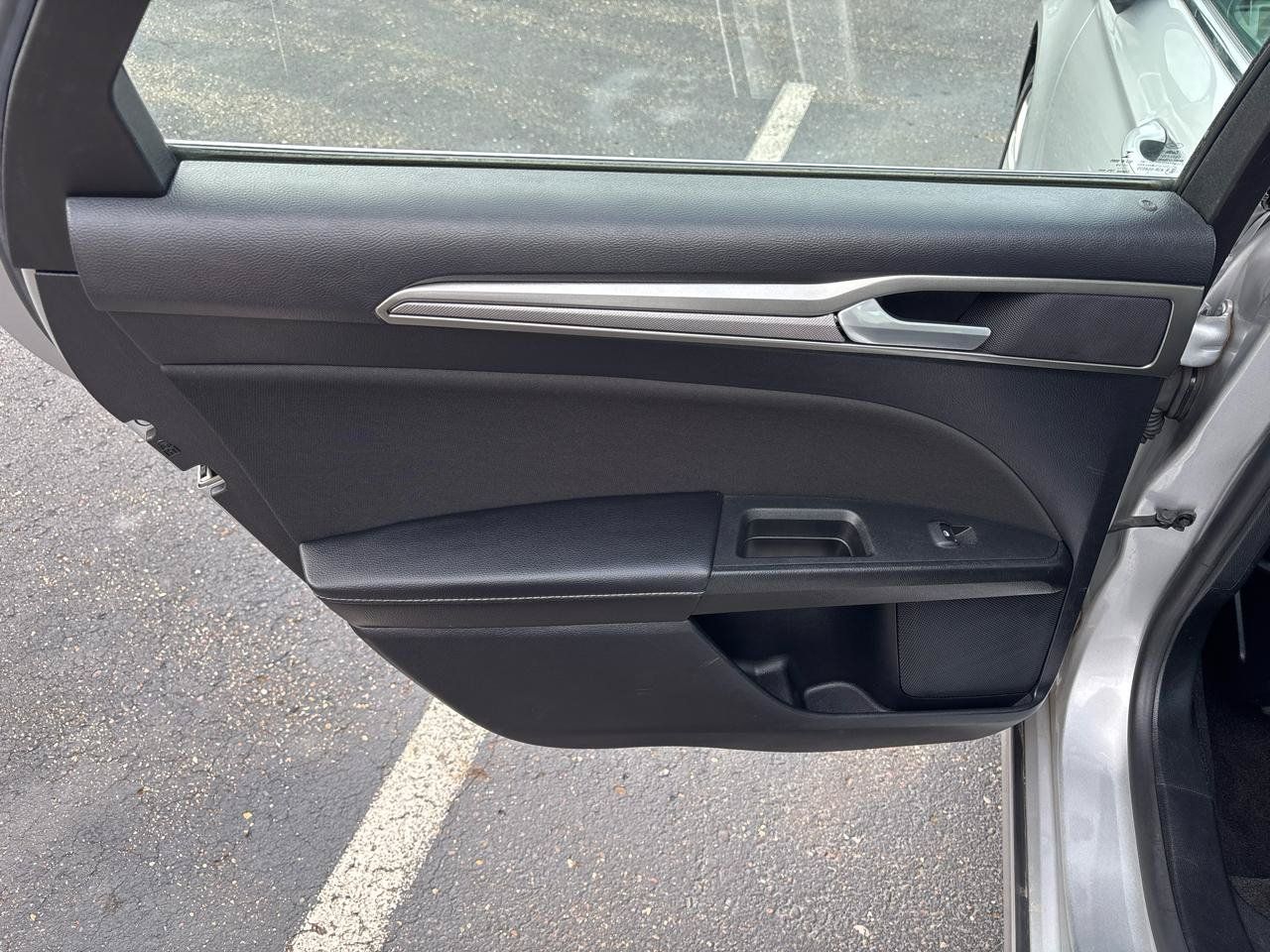 Used 2019 Ford Fusion SE FWD image 28