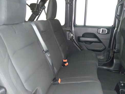 Used 2018 Jeep Wrangler Unlimited Sahara w/ Cold Weather Group AWD/4WD image 19