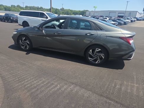 Used 2024 Hyundai Elantra Limited FWD image 11