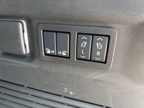 Used 2025 Chevrolet Suburban Premier AWD/4WD image 40