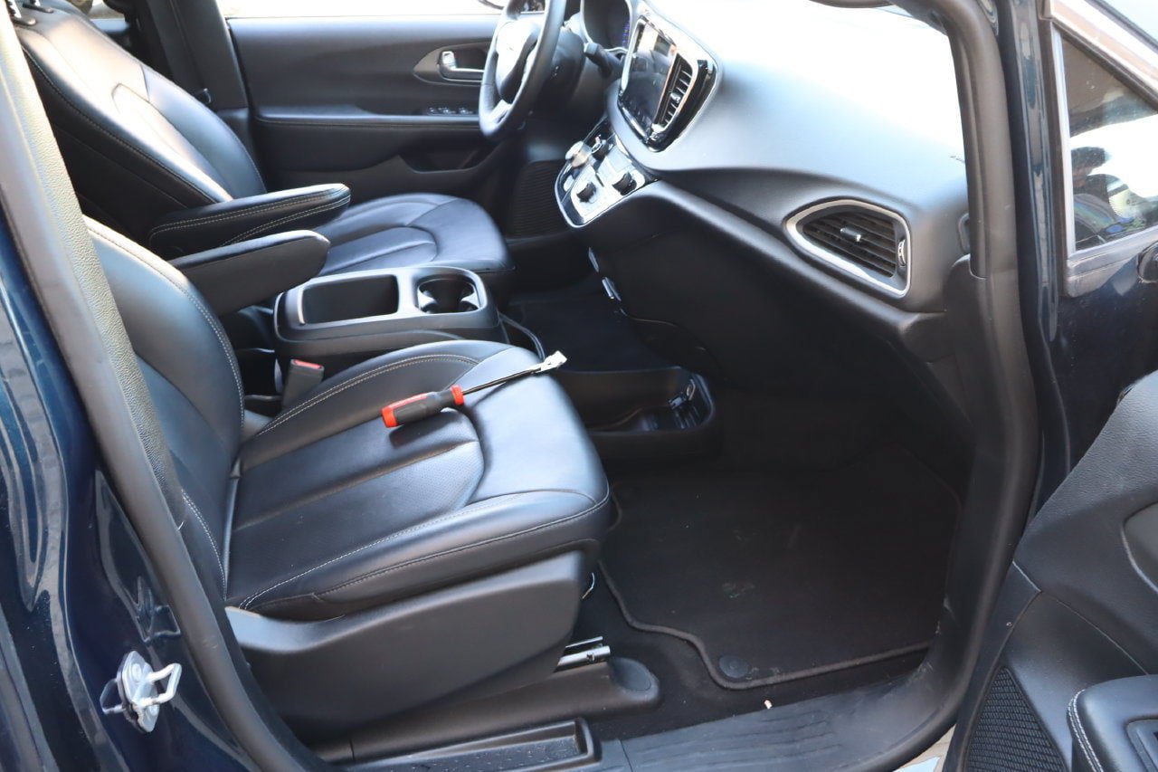 Used 2025 Chrysler Pacifica Select FWD image 17