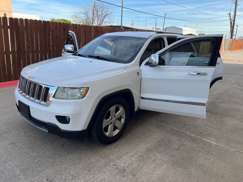 Used 2013 Jeep Grand Cherokee Overland w/ Advance Technology Group AWD/4WD image 8