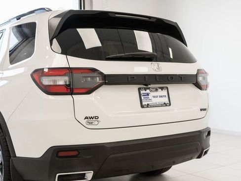 Used 2025 Honda Pilot Sport image 8